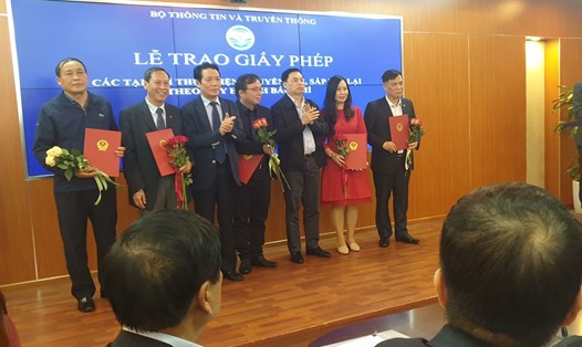 Ông Hoàng Vĩnh Bảo, Thứ trưởng Bộ TTTT (thứ 3 từ trái sang) ông Lê Mạnh Hùng, Phó trưởng Ban Tuyên giáo Trung ương (thứ 3 từ phải sang) trao giấy phép cho các tạp chí.