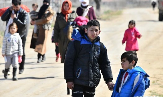 Dòng người di cư đổ về khu vực biên giới giữa Thổ Nhĩ Kỳ và Hy Lạp sau khi có thông tin cho biết Ankara đã mở cửa biên giới tới Châu Âu cho những người di cư bất hợp pháp. Ảnh: Tân Hoa Xã