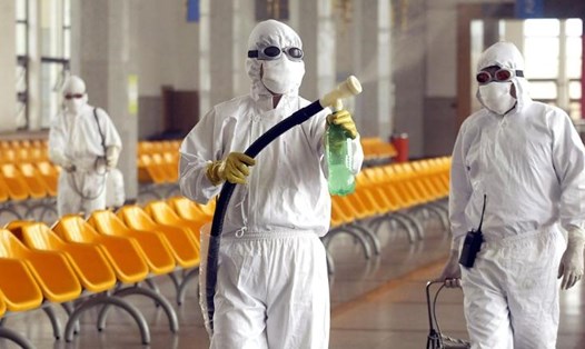 Phun khử trùng nhà chờ ở ga Bắc Kinh trong đợt dịch SARS, tháng 5.2003. Ảnh: AFP/Getty Images