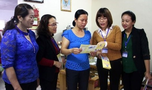 Cán bộ Bảo hiểm xã hội (BHXH) tỉnh Bắc Giang đến tận nhà người dân tuyên truyền chính sách BHXH tự nguyện. Ảnh: B.G
