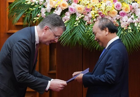 Đại sứ Mỹ tại Việt Nam Daniel J. Krittenbrink chuyển thư của Tổng thống Donald Trump gửi Thủ tướng Nguyễn Xuân Phúc. Ảnh: VGP.