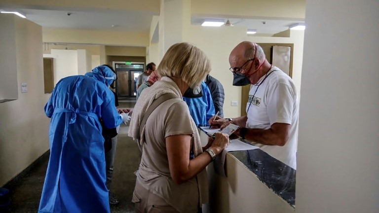 Sau khi hai trong số nhiều du khách Italia đến Ấn Độ dương tính với COVID-19 vào tháng trước,  số người còn lại đã được kiểm dịch tại một cơ sở đặc biệt ở New Delhi. Ảnh: AFP