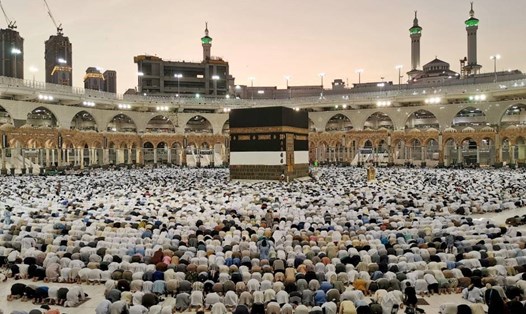 Các tín đồ Hồi giáo cầu nguyện trong lễ hành hương tới thánh địa Mecca, Saudi Arabia. Ảnh: Reuters.