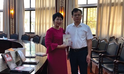 Dịch giả Nguyễn Lệ Chi (trái) cùng nhà văn Chu Sơn Pha trong lễ ra mắt sách tại TP.Nam Ninh (Trung Quốc) tháng 5.2019. ảnh do nhân vật cung cấp