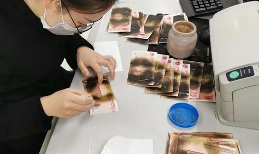 Một phụ nữ Trung Quốc khiến hơn 400 USD cháy xém vì tự khử trùng tiền bằng lò vi sóng. Ảnh: AO.