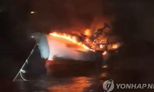 Tàu cá cháy ngoài khơi đảo Jeju, Hàn Quốc sáng 4.3. Ảnh: Yonhap.