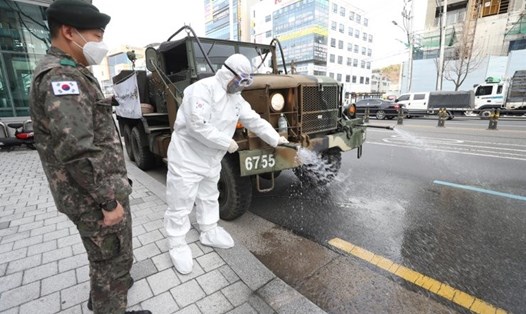 Lực lượng quân đội Hàn Quốc ở khu vực Daemyeong-dong, quận Nam-gu,  Daegu, Hàn Quốc tham gia cuộc chiến chống COVID-19. Ảnh: Yonhap.