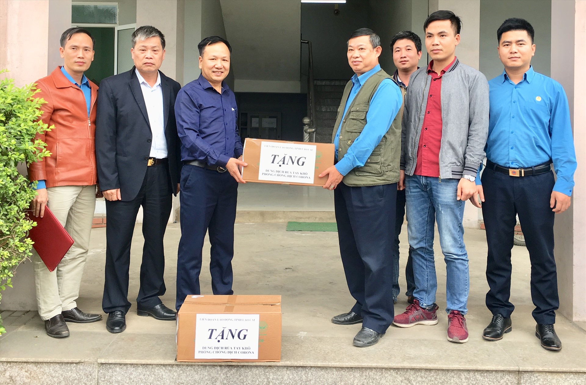 Đồng chí Vũ Đức Chung - Phó Chủ tịch LĐLĐ tỉnh Lào Cai trao dung dịch rửa tay khô cho CNLĐ Chi nhánh Phân bón và Hóa chất. Ảnh: Phương Thuý