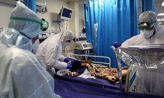 Điều trị cho bệnh nhân COVID-19 ở Iran. Ảnh: Anadolu