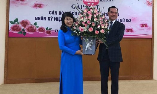 Đồng chí Nguyễn Đình Khang đã trao tặng lẵng hoa cho đồng chí Trịnh Thanh Hằng