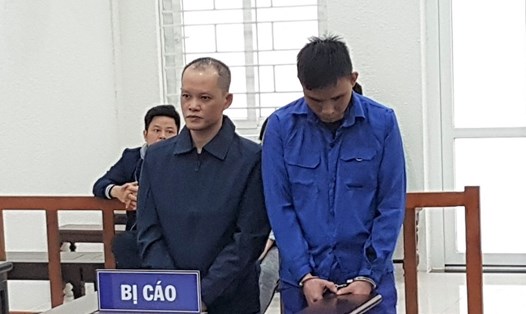 Hai bị cáo Tân và Lâm (từ trái qua) tại phiên tòa sơ thẩm.