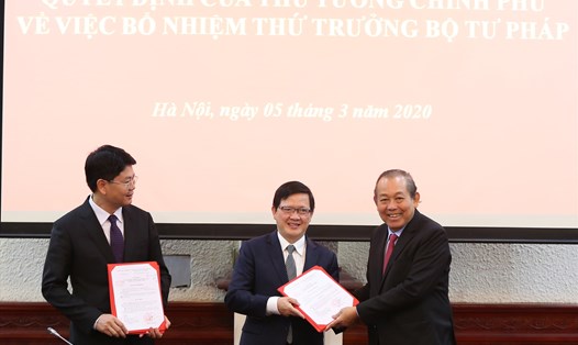 Phó Thủ tướng Trương Hòa Bình trao quyết định bổ nhiệm cho 2 tân Thứ trưởng Bộ Tư pháp. Ảnh: VGP/Lê Sơn.