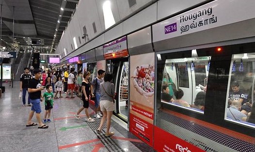 Hành khách đang lên tàu điện ngầm tại ga Hougang. Ảnh: CNA