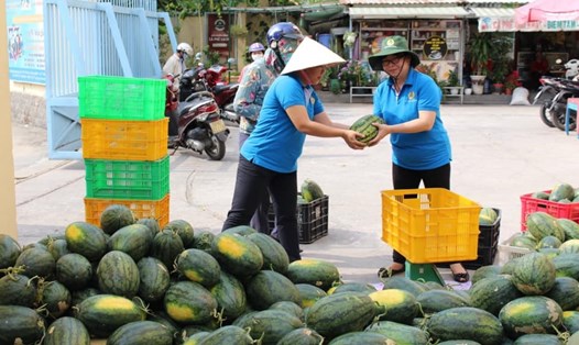 Các cán bộ CĐ TP.Hồ Chí Minh giúp người dân tiêu thụ dưa hấu do ảnh hưởng dịch COVID-19. Ảnh T.N