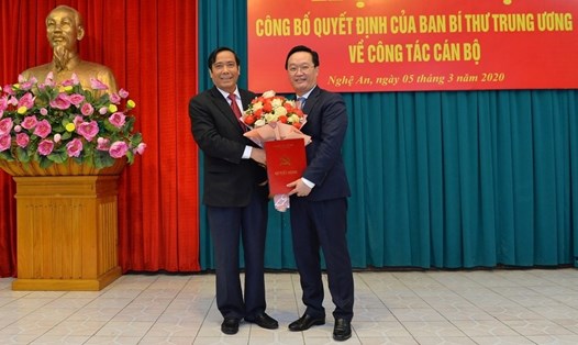 Ông Nguyễn Thanh Bình - Phó Trưởng Ban thường trực Ban Tổ chức Trung ương trao Quyết định của Ban Bí thư cho ông Nguyễn Đức Trung. Ảnh: Thành Cường