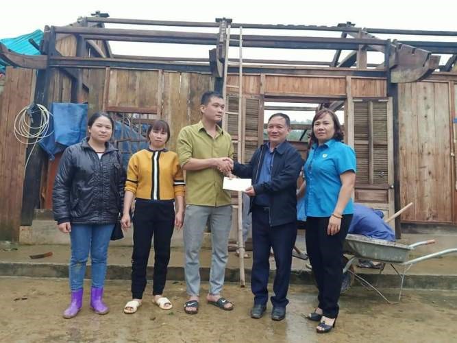 LĐLĐ huyện Trấn Yên hỗ trợ kinh phí cho đoàn viên Triệu Quang Hương thuộc CĐCS xã Lương Thịnh. Ảnh: Thanh Hùng
