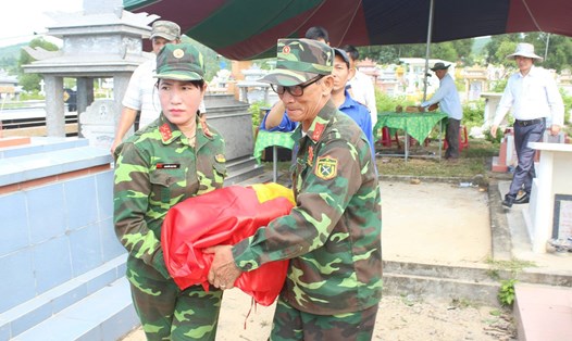 Chị Nguyễn Thị Tình - người phụ nữ 12 năm tình nguyện đi tìm mộ liệt sĩ trên khắp cả nước.