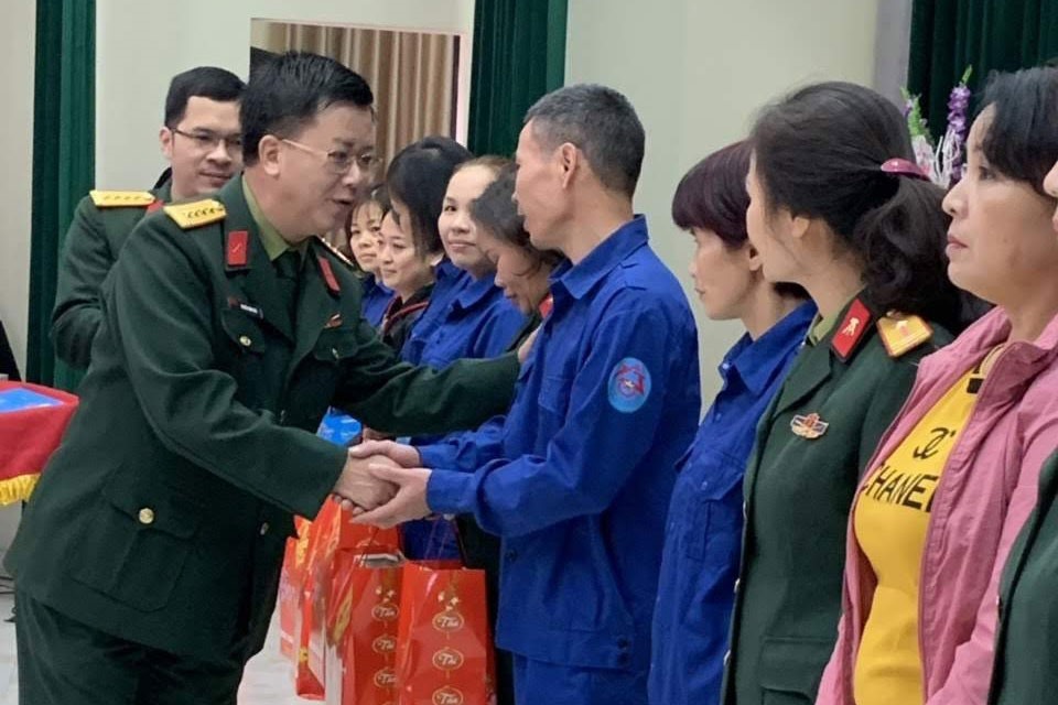 Đại tá Nguyễn Đình Đức - Trưởng ban Công đoàn Quốc phòng - trao quà cho công nhân lao động quốc phòng. Ảnh: PV