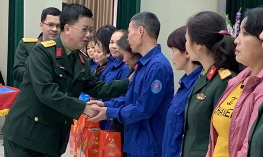Đại tá Nguyễn Đình Đức - Trưởng ban Công đoàn Quốc phòng - trao quà cho công nhân lao động quốc phòng. Ảnh: PV