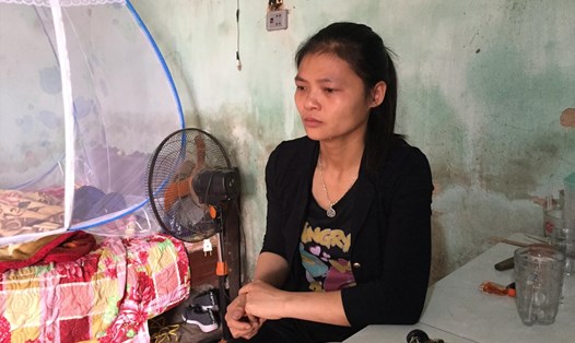 Hai hàng nước mắt lăn dài trên khuôn mặt chị Nguyễn Thị Giang. Ảnh: PV