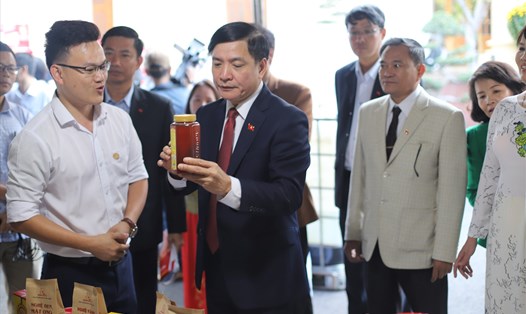 Ủy viên Trung ương Đảng, Bí thư Tỉnh ủy Đắk Lắk Bùi Văn Cường (giữa) tại buổi giới thiệu thành tựu, sản phẩm đặc trưng của tỉnh Đắk Lắk. Ảnh: PV