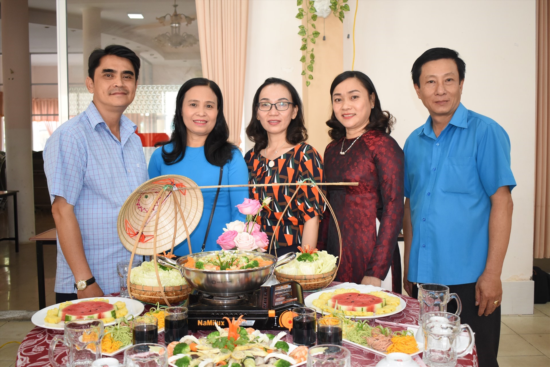 Đội CĐCS LĐLĐ TP.Cần Thơ dự thi nấu ăn với chủ đề "Lẩu đoàn viên". Ảnh: Thành Nhân