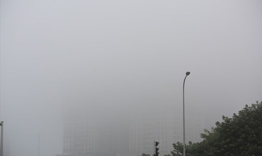 Hình ảnh Hà Nội chìm trong sương mờ. Ảnh: Minh Hà