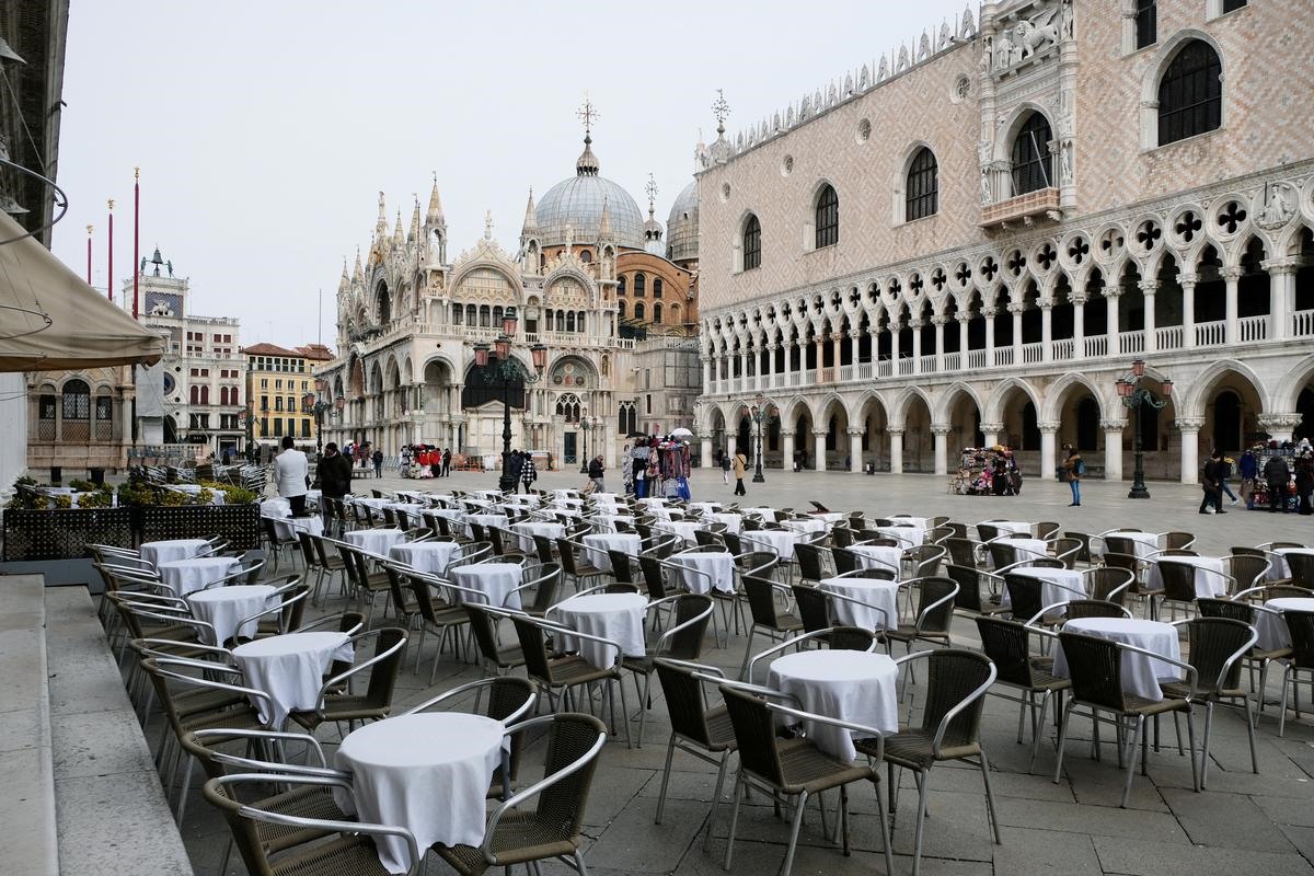 Một nhà hàng tại quảng trường St Mark's Square ở Venice, Italia vốn rất đông đúc nay vắng vẻ vì COVID-19. Ảnh: Reuters.