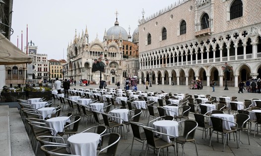 Một nhà hàng tại quảng trường St Mark's Square ở Venice, Italia vốn rất đông đúc nay vắng vẻ vì COVID-19. Ảnh: Reuters.