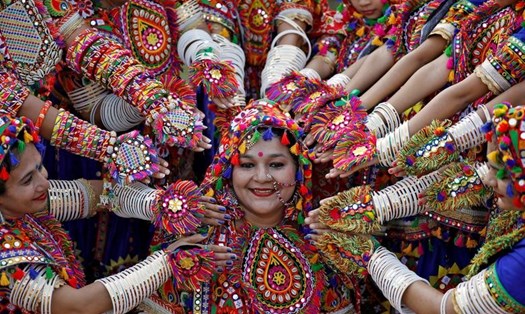 Những người phụ nữ trong trang phục truyền thống Ấn Độ. Ảnh: Reuters