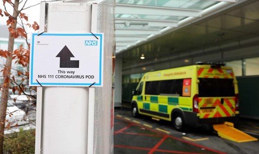 Biển chỉ dẫn đến phòng khám COVID-19 tại bệnh viện St Thomas ở London. Ảnh: AFP