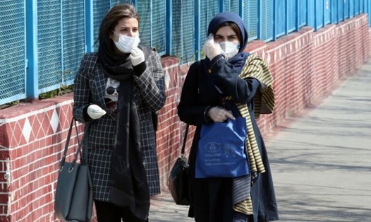 Phụ nữ Iran đi bộ trên đường phố Tehran. Ảnh: EPA-EFE.