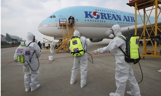 Hàn Quốc khử trùng ở sân bay Incheon. Ảnh: Yonhap/AP.
