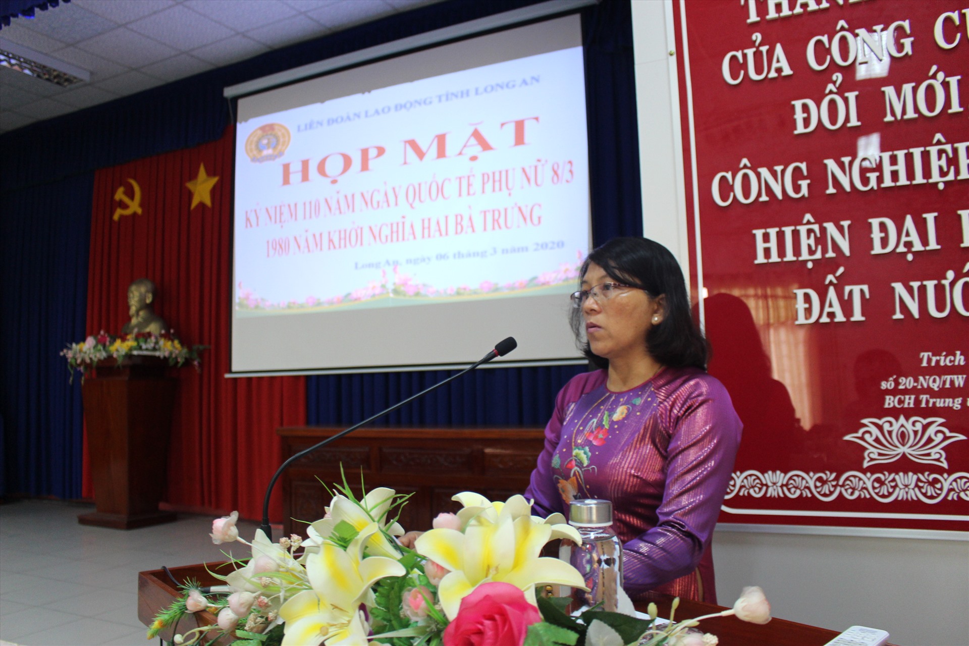 Phó Chủ tịch LĐLĐ tỉnh Long An - bà Lê Thị Thu Cúc - ôn lại ý nghĩa ngày 8.3 và Khởi nghĩa Hai Bà Trưng. Ảnh: K.Q