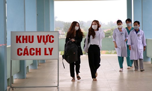 Hai nữ thanh niên ở tỉnh Quảng Trị được ra khỏi khu vực cách ly vì kết quả xét nghiệm mẫu bệnh phẩm cho kết quả âm tính với virus COVID-19. Ảnh: Hưng Thơ.