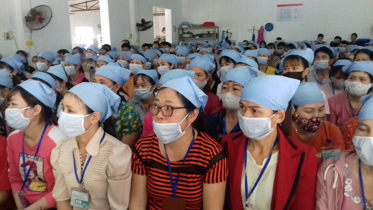 Công nhân lao động được tuyên truyền về phòng chống dịch bệnh COVID-19 và kiến thức chăm sóc sức khỏe sinh sản.
