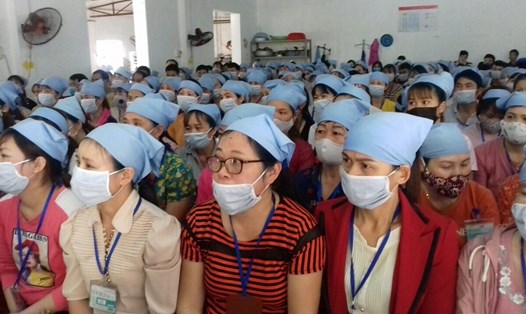 Công nhân lao động được tuyên truyền về phòng chống dịch bệnh COVID-19 và kiến thức chăm sóc sức khỏe sinh sản.