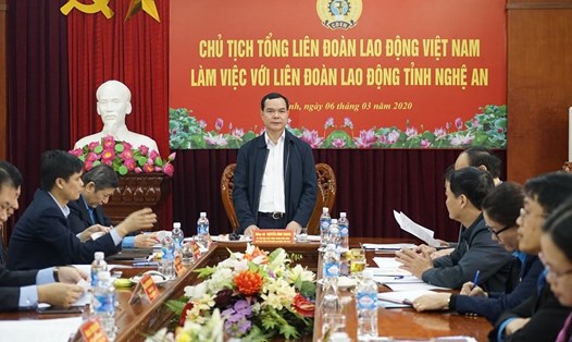 Đồng chí Nguyễn Đình Khang làm việc với LĐLĐ tỉnh Nghệ An.
