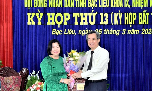 Bí thư Tỉnh ủy Bạc Liêu Nguyễn Quang Dương chúc mừng bà Cao Xuân Thu Vân (ảnh Nhật Hồ)