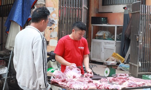 Vừa qua, có thông tin phản ánh tình hình giá thịt lợn có xu hướng tăng cao. Ảnh Ái Vân