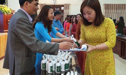 Lãnh đạo Liên đoàn Lao động huyện, Trung tâm Y tế huyện Thanh Liêm tặng gel, nước rửa tay sát khuẩn cho nữ công nhân viên chức lao động.