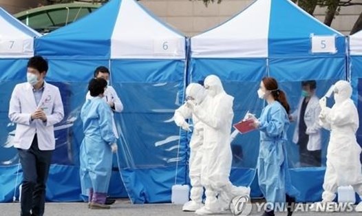 Đội ngũ y tế tại bệnh viện Bundang Jesaeng, thành phố Seongnam, phía nam Seoul đang chuẩn bị kiểm dịch. Ảnh: Yonhap