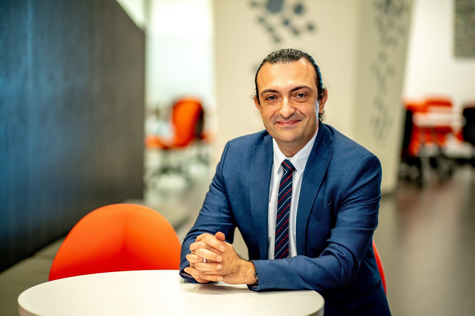 Tiến sĩ Reza Akbari - Giảng viên cấp cao ngành Quản lý chuỗi cung ứng và logistics. Ảnh: NV