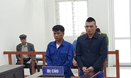 Chung và Hùng (từ trái qua) tại phiên tòa chiều 6.3.