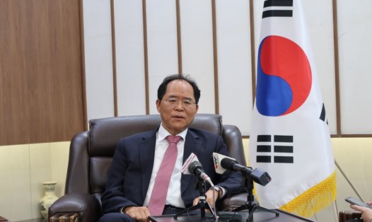 Đại sứ Park Noh Wan trao đổi với báo giới ngày 6.3. Ảnh: Vân Anh