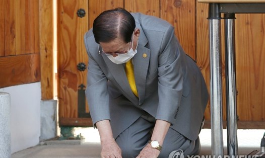 Ông Lee Man-hee, giáo chủ Tân Thiên Địa, cúi đầu xin lỗi trong một buổi họp báo tại nhà riêng ở Gapyeong ngày 2.3. Ảnh: Yonhap