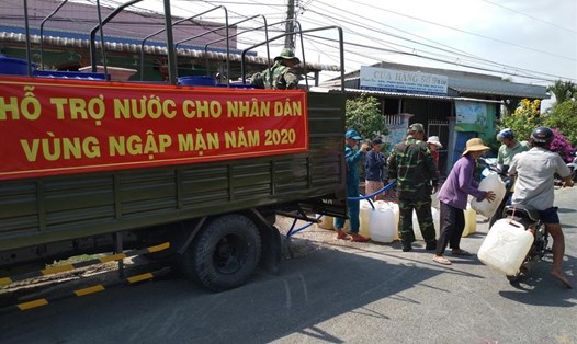 Xe chở nước ngọt của Bộ Chỉ huy Quân sự tỉnh Long An cấp nước cho nhân dân vùng hạn mặn huyện Tân Trụ. Ảnh: K.Q