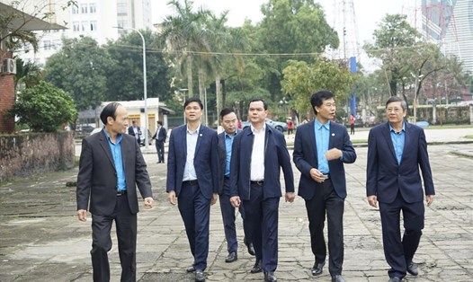 Chủ tịch Tổng LĐLĐVN Nguyễn Đình Khang (giữa) và các đồng chí lãnh đạo Tổng LĐLĐVN khảo sát hoạt động của Nhà Văn hóa Lao động tỉnh Nghệ An ngày 6.3. Ảnh: PV