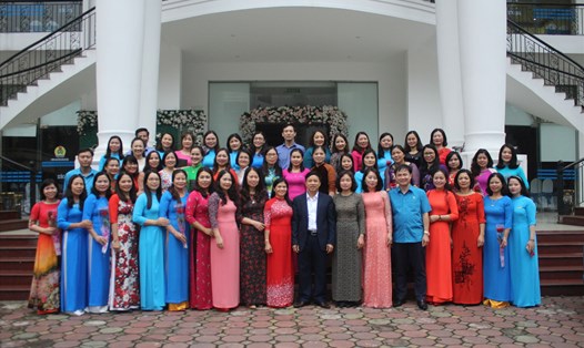 Các cán bộ Nữ công Công đoàn Hà Tĩnh trong trang phục áo dài chụp ảnh kỉ niệm sau Hội nghị gặp mặt Nhân kỉ niệm 110 năm ngày Quốc tế Phụ nữ