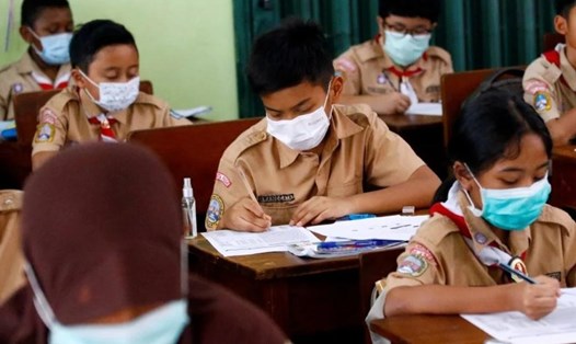Học sinh đeo khẩu trang ở trường tại Jakarta, Indonesia. Ảnh: Reuters.